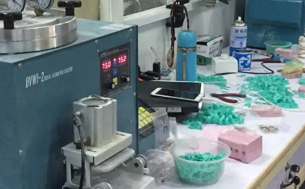 珠寶首飾加工使用小型風冷式冷水機冷卻控溫案例